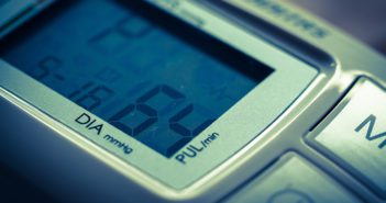 Ciśnieniomierze elektroniczne – jaki będzie najlepszy dla seniora? ciśnieniomierz elektroniczny
